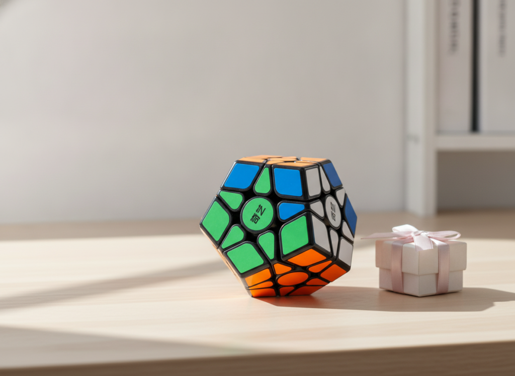 Megaminx QiYi jako prezent na biurku — widok produktu